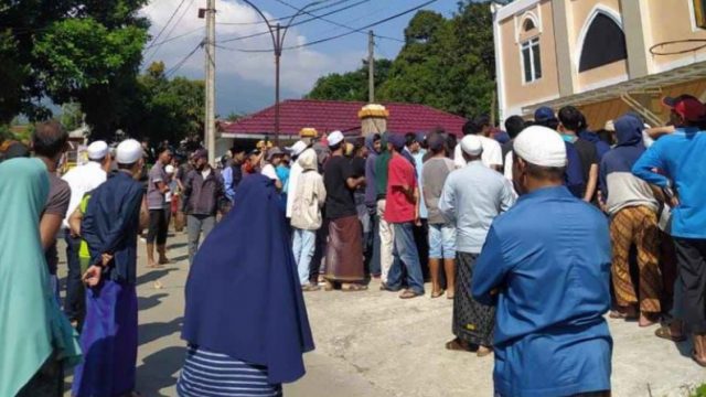 Aksi demo dari puluhan warga yang larang penyelenggaraan salat jumat di sebuah masjid di Bogor. (foto: Radar Bogor)