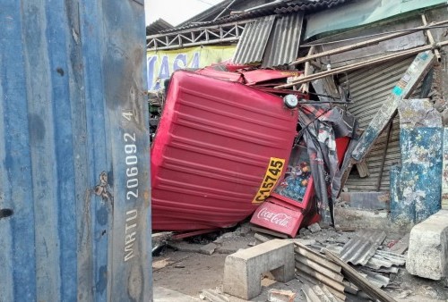 Truk kontainer tabrak dua ruko di Bekasi, Jawa Barat. (fin)