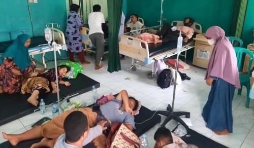 Kondisi ratusan orang yang keracunan di Tasikmalaya, saat dirawat di Puskesmas Sukaraja. (ist/radartasik)