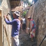 Perbaikan 3 rumah yang rusak berat pasca longsor 2 bulan lalu mulai di perbaiki di Dusun Pasirhuut, RT02 RW08, Desa Bojong, Kecamatan Nagreg, Kabupaten Bandung. (Yanuar/Jabar Ekspres)