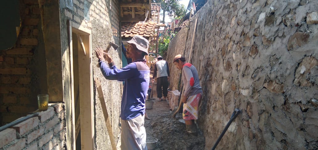 Perbaikan 3 rumah yang rusak berat pasca longsor 2 bulan lalu mulai di perbaiki di Dusun Pasirhuut, RT02 RW08, Desa Bojong, Kecamatan Nagreg, Kabupaten Bandung. (Yanuar/Jabar Ekspres)