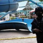 Seluncuran air yang ambruk di Kenjeran Waterpark Surabaya kini dijaga petugas untuk mempermudah prses penyelidikan. (ist)