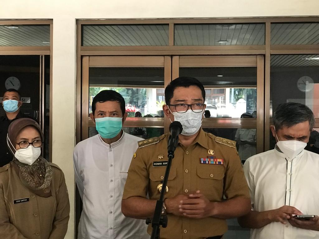Gubenur Jawa Barat, Ridwan Kamil akan melakukan monitoring terkait meningkatnya jumlah pemudik pada tahun ini. Hal tersebut diungkapkannya saat konferensi pers di RS Hasan Sadikin Bandung, Senin (9/5). Foto. Sandi Nugraha.