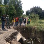 Lokasi jalan yang mengalami amblas, hingga membahayakan bagi pengguna jalan di Jembarwangi Kecamatan Tomo Kabupaten Sumedang. (ist)