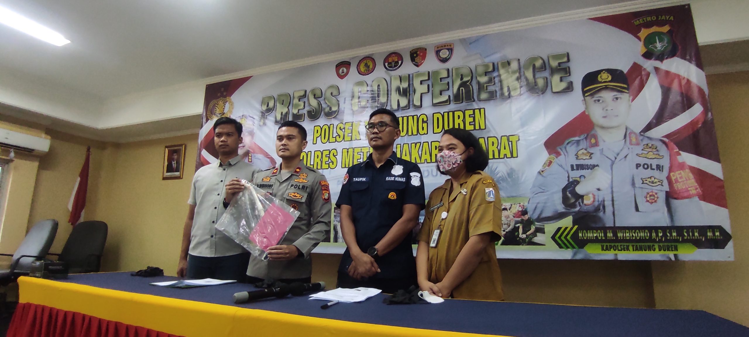 Polsek Tanjung Duren menggelar pers rilis kasus anak yang aniaya anak kandung (Disway)