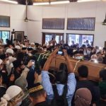Jenazah Fahmi Idris sebelum dimakamkan di TPU Tanah Kusir, Jakarta Selatan, Minggu (22/5). (Laily Rahmawaty-ANTARA)