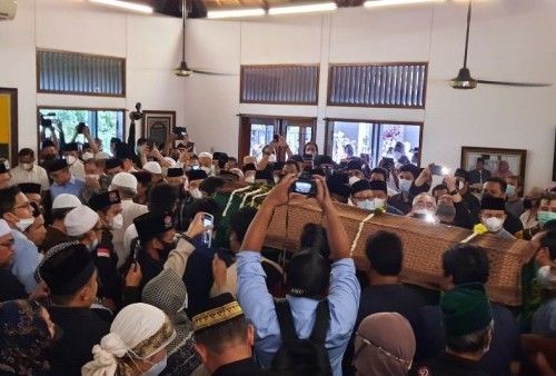 Jenazah Fahmi Idris sebelum dimakamkan di TPU Tanah Kusir, Jakarta Selatan, Minggu (22/5). (Laily Rahmawaty-ANTARA)