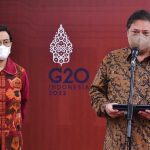 Airlangga Hartarto dengan Sri Mulyani ketika memberikan keterangan mengenai pertumbuhan ekonomi Indonesia Kuartal I 2022