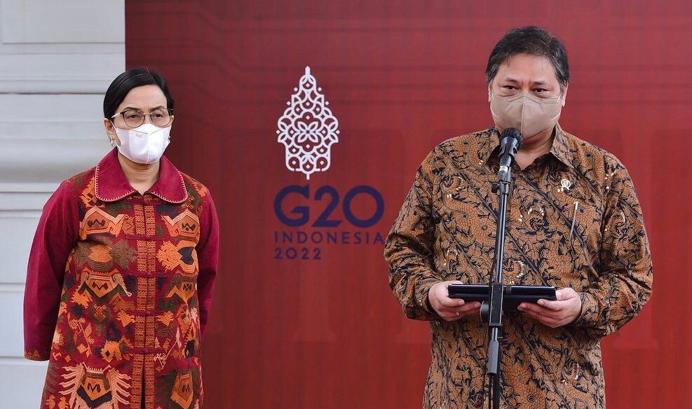 Airlangga Hartarto dengan Sri Mulyani ketika memberikan keterangan mengenai pertumbuhan ekonomi Indonesia Kuartal I 2022