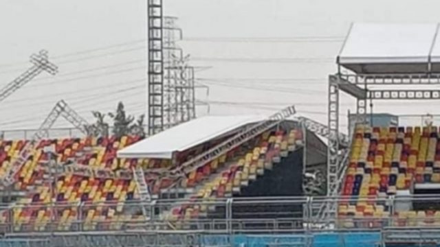 Atap tribun Formula E di Jakarta International E-Prix Circuit (JIEC) di Kawasan Pantai Karnaval Ancol, Jakarta Utara roboh. (Istimewa)