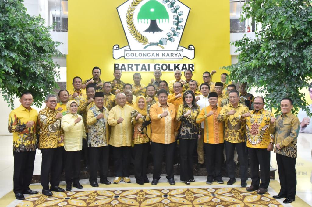 Ketua DPP Partai Golkar Airlangga Hartarto bersama para kader partai bersiap meraih kemenangan dalam Pemilu 2024