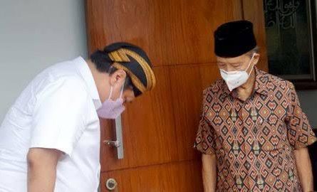 Ketua DPP Partai Golkar Airlangga Hartarto ketika menyambangi kediaman Buya Syafii