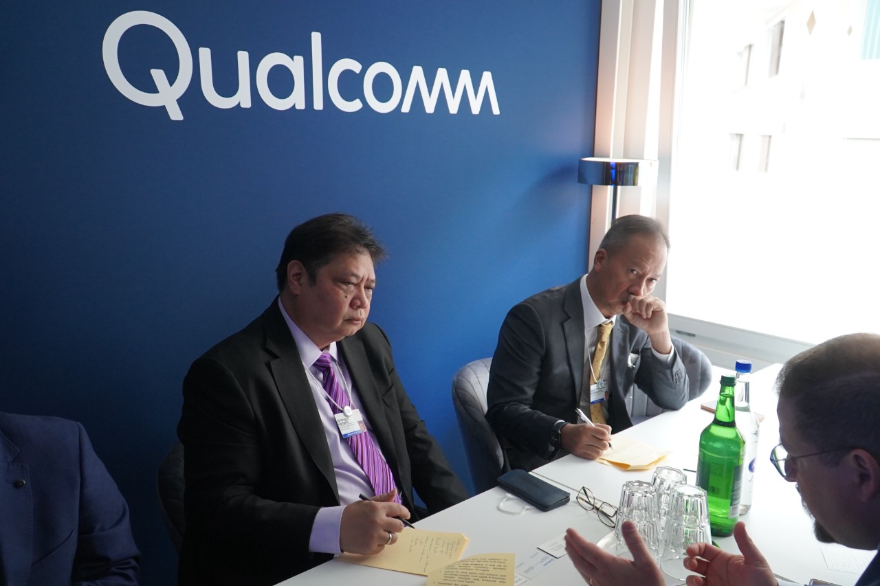 Menko Airlangga Hartarto ketika berbincang dengan CEO Qualcomm