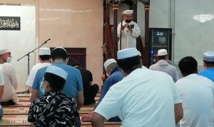 Umat Muslim di Tiongkok tengah menunaikan salat di Masjid Jinshong, Distrik Chaoyang, Beijing (M. Irfan Ilmie/Antara)