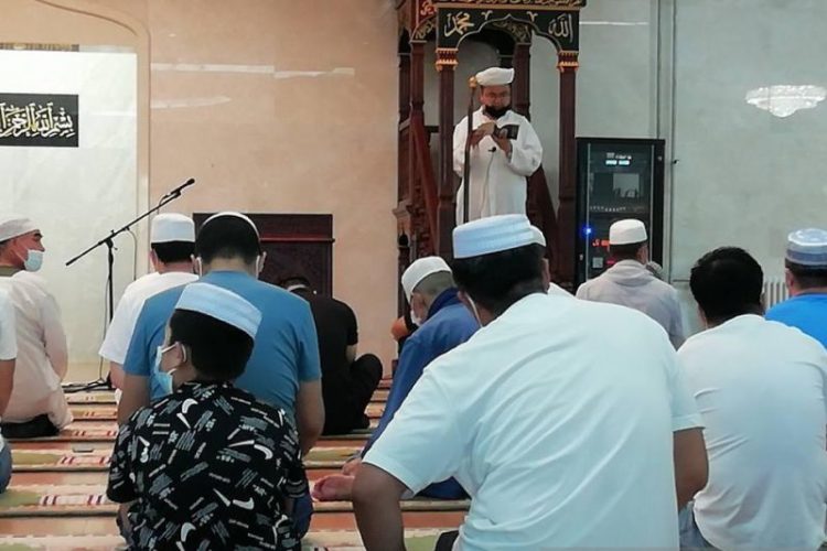Umat Muslim di Tiongkok tengah menunaikan salat di Masjid Jinshong, Distrik Chaoyang, Beijing (M. Irfan Ilmie/Antara)