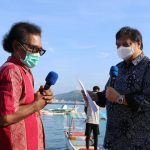 Menko Airlangga Hartarto ketika memberikan bantuan langsung tunai kepada kelompok nelayan