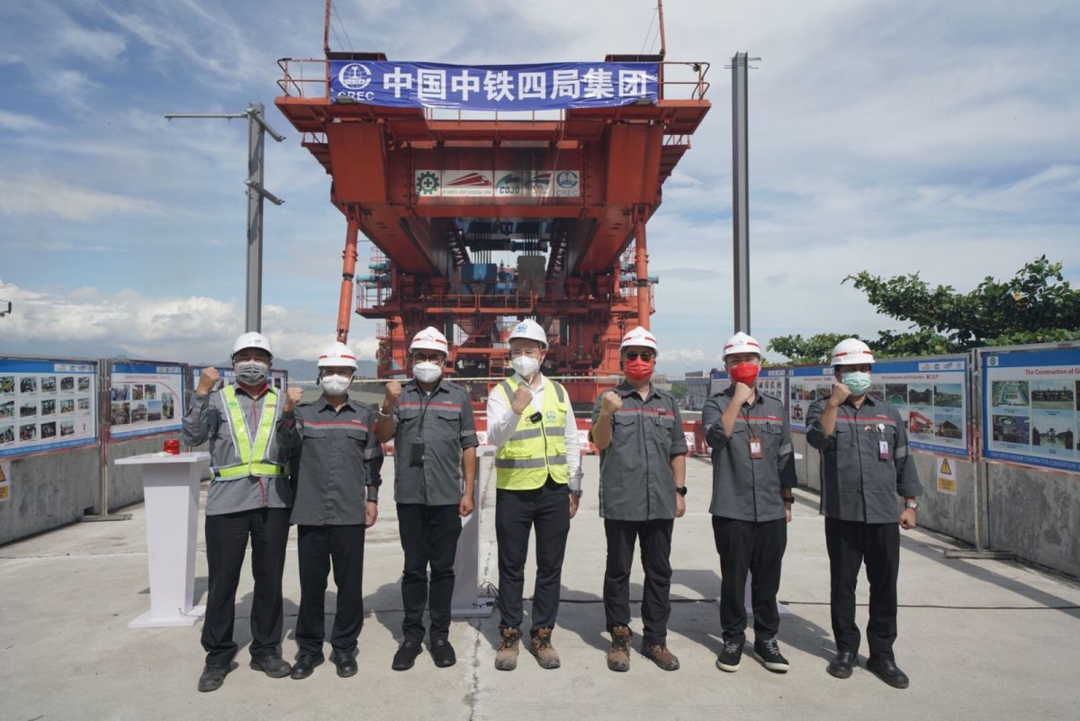 Pemasangan girder box dari Casting Yard 4 (CY4) yang berlokasi di Kopo, Bandung menuju Stasiun Tegalluar Kereta Cepat Jakarta-Bandung (KCJB) pada Rabu (24/5).