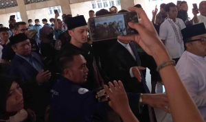 Mesut Ozil Diserbu Warga Saat Salat Jumat di Masjid Istiqlal