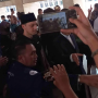 Mesut Ozil Diserbu Warga Saat Salat Jumat di Masjid Istiqlal