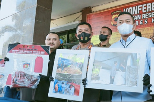 Kapolres Karawang AKBP Aldi Subartono (tengah) saat ekspos kasus pembunuhan anak dengan rekayasa gantung diri di Mapolres Karawang. (Ali Khumaini/Antara)