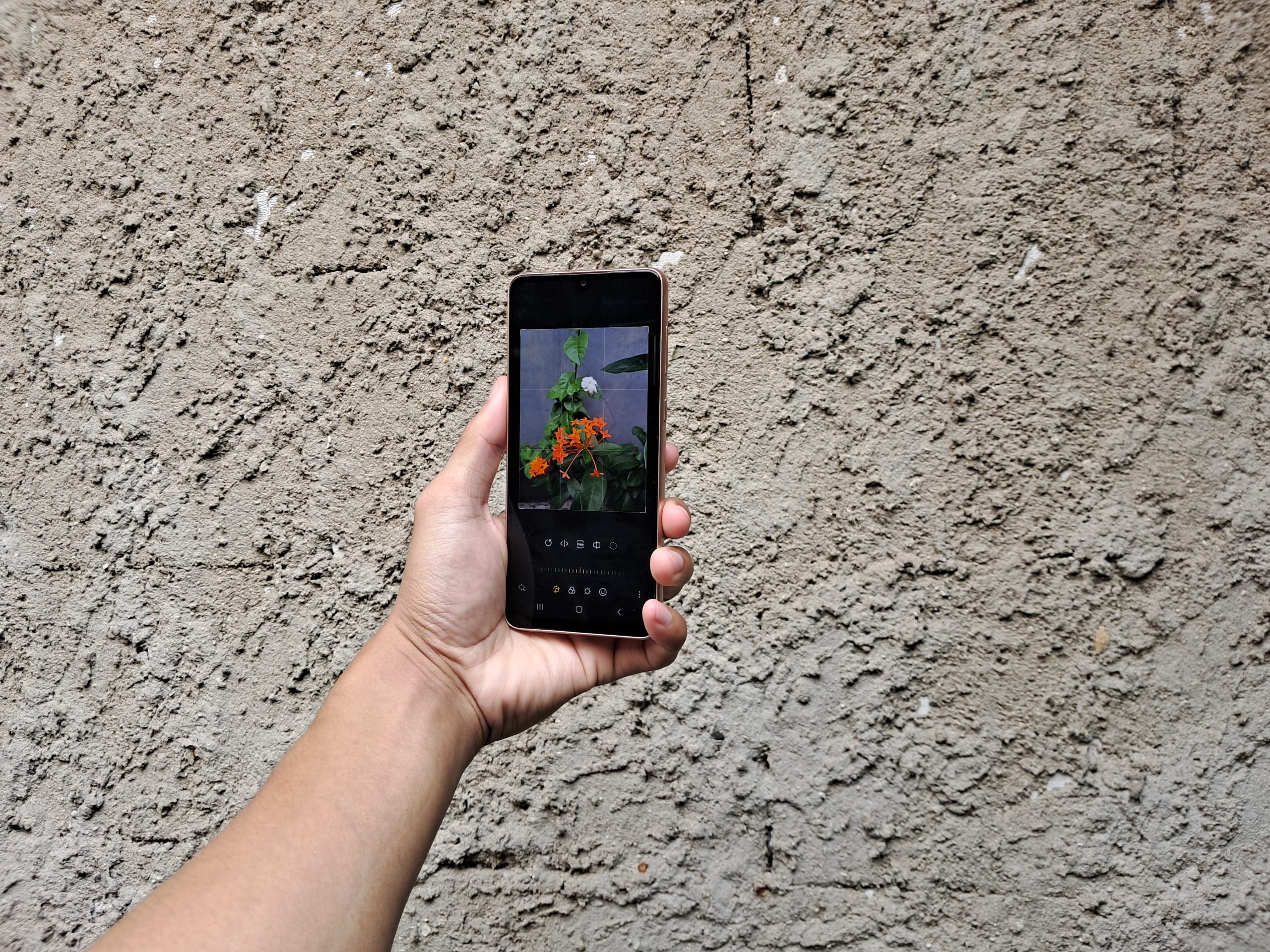 Galaxy A33 5G hadir dengan tiga fitur penunjang, Photo Remaster, Object Eraser, dan Fun Mode, yang menghadirkan cara mudah buat kamu memaksimalkan hasil foto yang estetik dari Quad Camera yang Awesome.