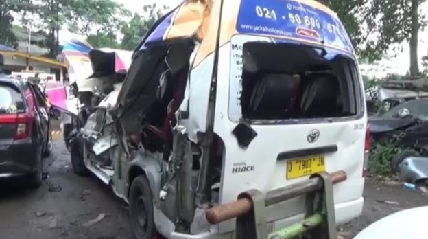 Mobil Travel Kecelakaan di Tol Cipularang, Dua Penumpang Tewas