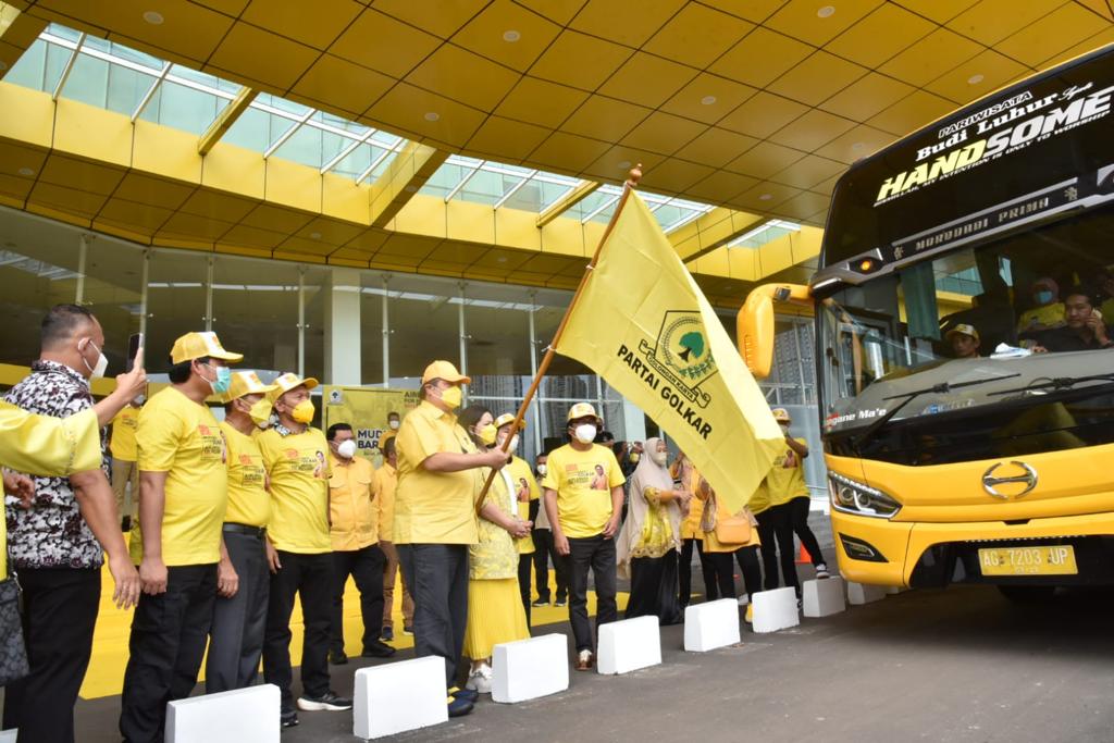 Ketua Umum DPP Partai Golkar Airlangga Hartarto secara resmi melepas perjalanan bus mudik gratis program dari partai Golkar, Jumat (29/4).