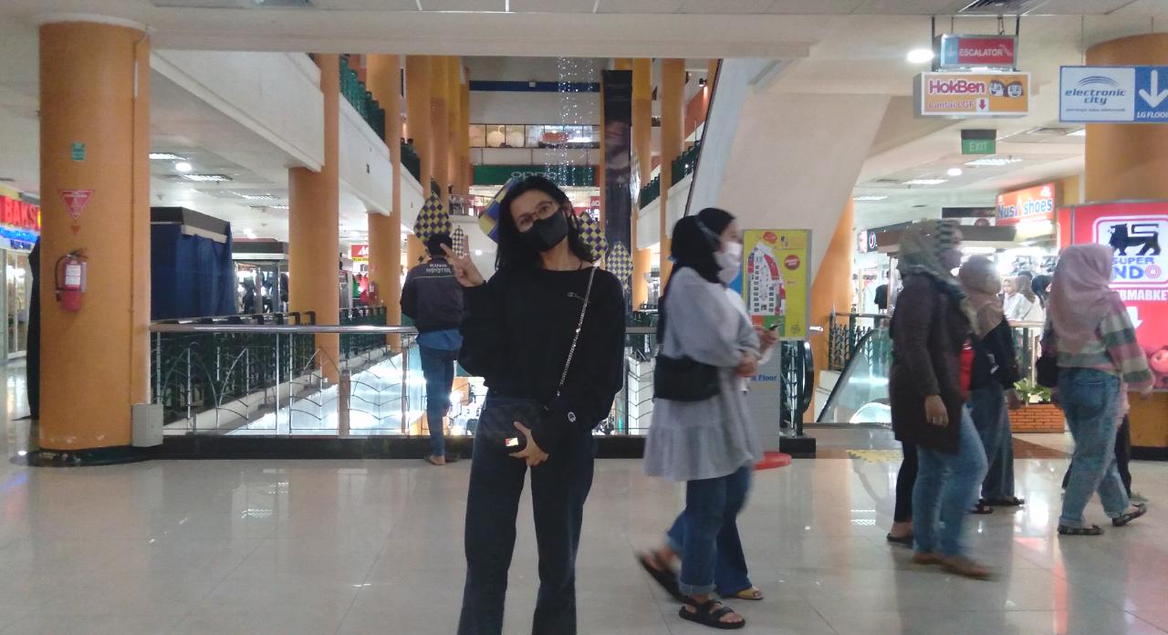 Salah seorang pengunjung Mall Jatos, Anisa Firdayanti (22) warga Rancaekek, Kabupaten Bandung. (Yanuar/Jabar Ekspres)