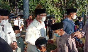 Gubernur Jawa Barat, Ridwan Kamil (tengah) saat bersamaan bersama jamaah setelah melangsungkan Salat Idul Fitri 1443 H di Lapang Gasibu. Senin (2/5). (Foto: Sandi Nugraha/Jabar Ekspres)