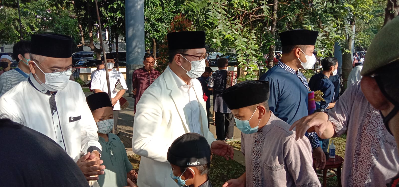Gubernur Jawa Barat, Ridwan Kamil (tengah) saat bersamaan bersama jamaah setelah melangsungkan Salat Idul Fitri 1443 H di Lapang Gasibu. Senin (2/5). (Foto: Sandi Nugraha/Jabar Ekspres)