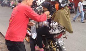 Pengurus Federasi Sebumi menggelar bakti sosial dengan membagikan makanan kepada masyarakat sekitar dan pengguna jalan raya di sekitar Jalan Cijambe Kecamatan Ujung Berung Kota Bandung.
