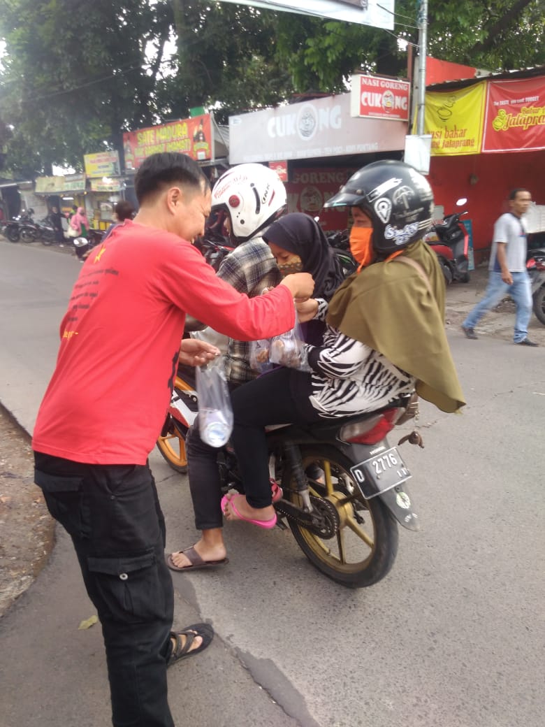 Pengurus Federasi Sebumi menggelar bakti sosial dengan membagikan makanan kepada masyarakat sekitar dan pengguna jalan raya di sekitar Jalan Cijambe Kecamatan Ujung Berung Kota Bandung.