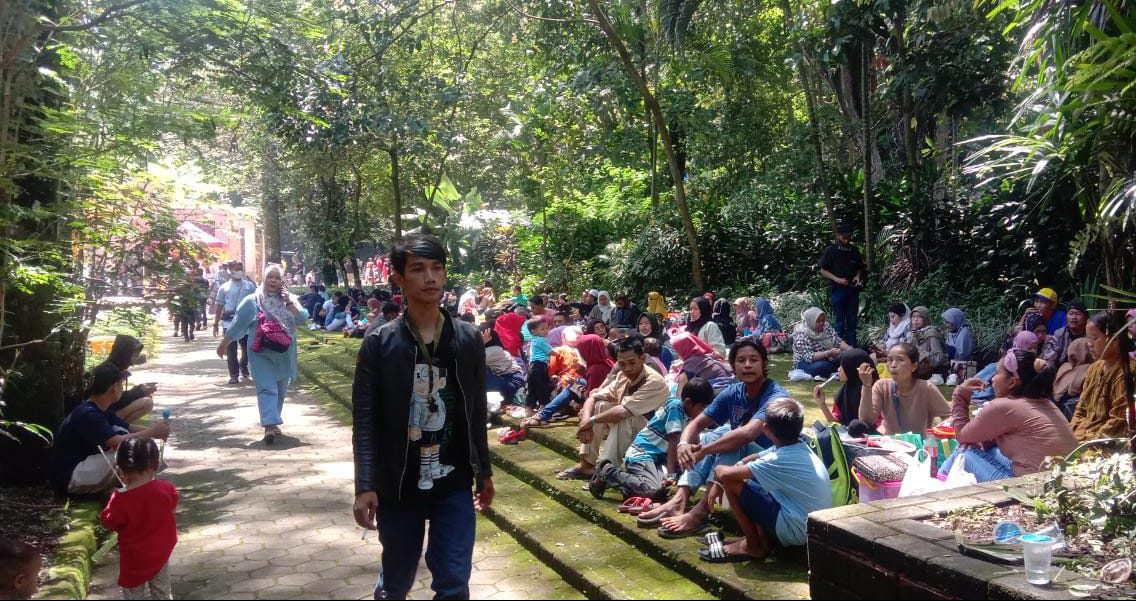 Sehari Setelah Lebaran, Masyarakat Tumpah Ruah Kunjungi Kebun Binatang Bandung
