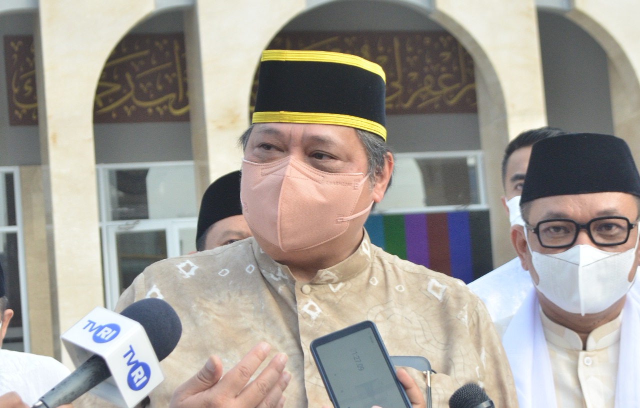 Airlangga Hartarto usai salat Ied di Masjid Ainul Hikmah DPP Golkar, Senin (2/5).