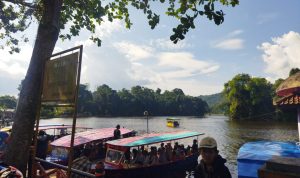 SITU LENGKONG: Para pengunjung sudah memenuhi keterisian perahu yang tersedia di Situ Lengkong Panjalu, Ciamis, Jawa Barat. (Nizar/Jabar Ekspres)