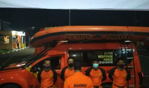Anggota Basarnas dari Kantor SAR Bandung yang siap diberangkatkan ke lokasi hilangnya anak akibat terseret arus banjir bandang.