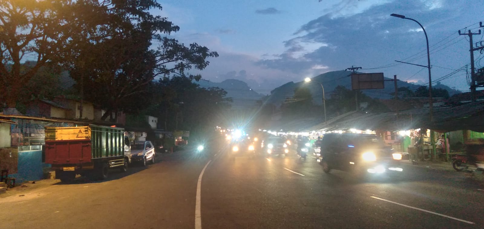 Peningkatan volume kendaraan di Jalan Lingkar Barat Nagreg ramai lancar. (Yanuar/Jabar Ekspres)