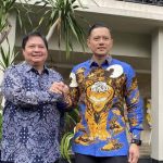 Ketua Umum DPP Partai Demokrat Agus Harimurti Yudhoyono (AHY) menemui Ketua Umum DPP Partai Golkar Airlangga Hartarto di rumah dinas di Kompleks Widya Chandra, Sabtu (7/5).
