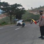 Anggota Kepolisian yang berjaga di Pos Pam Terowongan Lingkar Nagreg tengah memantau sekaligus mengatur arus lalu lintas pada arus balik lebaran 2022. (Yanuar/Jabar Ekspres)