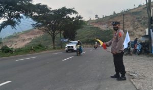 Anggota Kepolisian yang berjaga di Pos Pam Terowongan Lingkar Nagreg tengah memantau sekaligus mengatur arus lalu lintas pada arus balik lebaran 2022. (Yanuar/Jabar Ekspres)