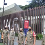 Komandan Kompi Satpol PP Kota, Pardiman Hendri, tengah melakukan pemantauan bersama tim di Alun-Alun Bandung yang tengah ditutup, Minggu (8/5). (Arvi/Jabar Ekspres)