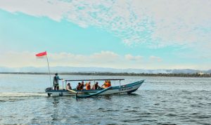 BERLAYAR: Penyedia jasa perahu membawa para penumpangnya menuju cagar alam yang berada di sekitar Pantai Pangandaran, Kabupaten Pangandaran, Jawa Barat. (Deni/Jabar Ekspres)