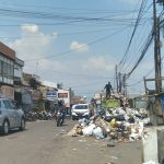 Sampah Pasar Parakanmuncang semakin menggunung pasca Lebaran 2022. (Yanuar/Jabar Ekspres)
