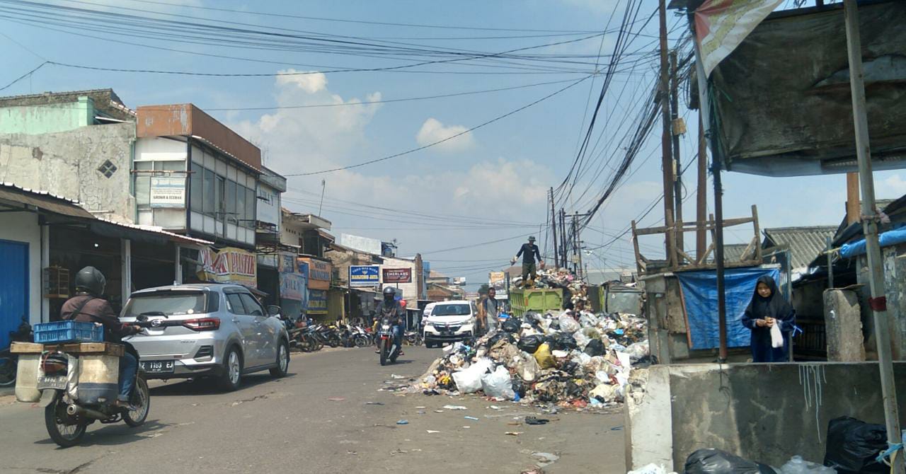 Sampah Pasar Parakanmuncang semakin menggunung pasca Lebaran 2022. (Yanuar/Jabar Ekspres)