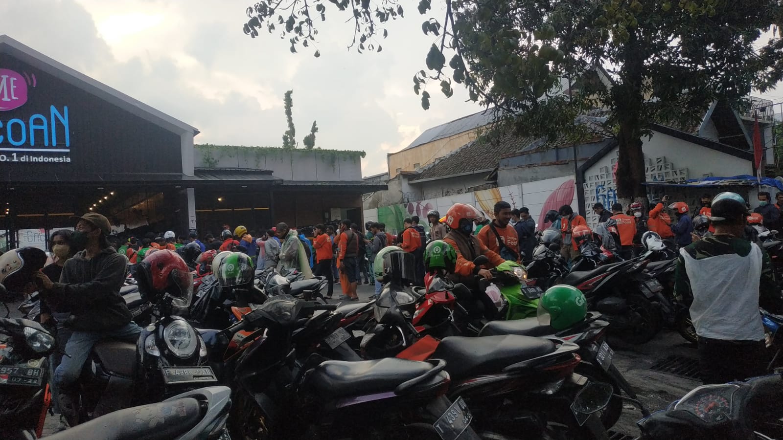 RAMAI: Parkiran sempat membludak di suatu restoran hingga memakan bahu jalan sekitar Jl. Pasir Kaliki, Kota Bandung, Selasa (10/4).