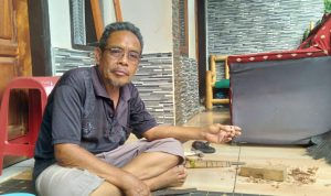 Pelaku kerajinan tangan olahan bambu menjadi karya seni, Endang Kosim (70), warga RW11, Desa Babakan Peuteuy, Kecamatan Cicalengka, Kabupaten Bandung. (Yanuar/Jabar Ekspres)