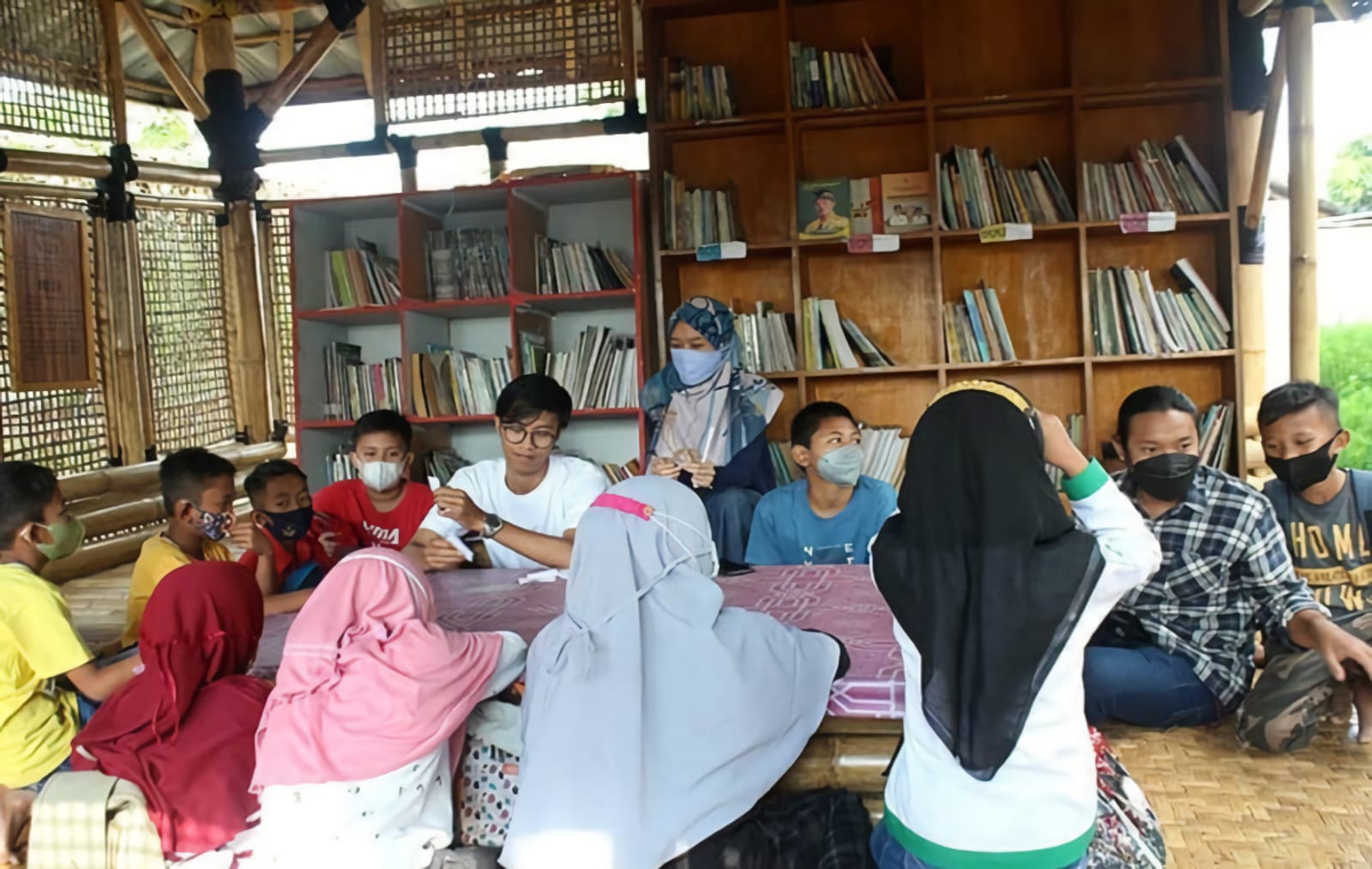 Anak-anak Desa Citaman, Kecamatan Nagreg, Kabupaten Bandung tengah dibimbing materi pelajaran oleh para pemuda Desa Citaman. (Istimewa)