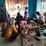 Ibu-ibu PKK Desa Citaman, Kecamatan Nagreg, Kabupaten Bandung tengah memeriksa produk UMKM warga. (Istimewa)