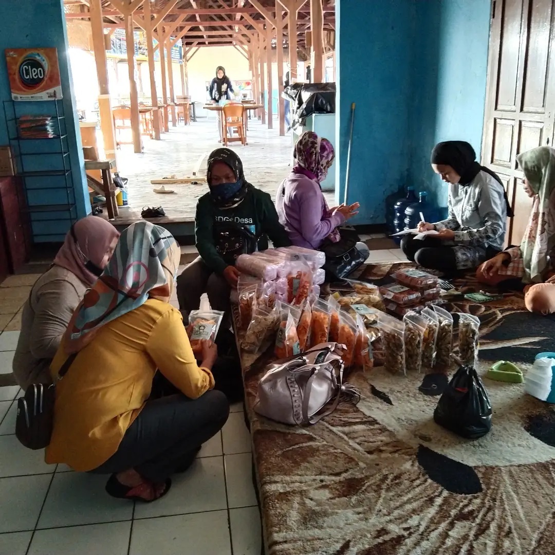 Ibu-ibu PKK Desa Citaman, Kecamatan Nagreg, Kabupaten Bandung tengah memeriksa produk UMKM warga. (Istimewa)