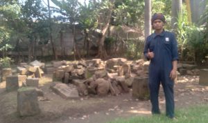 Penjaga sekaligus pengurus temuan batu dari abad ke-6 Candi Bojong Menje, Dadang Nugraha di Desa Cangkuang, Kecamatan Rancaekek, Kabupaten Bandung. (Yanuar/Jabar Ekspres)